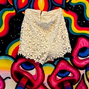 white flower shorts !